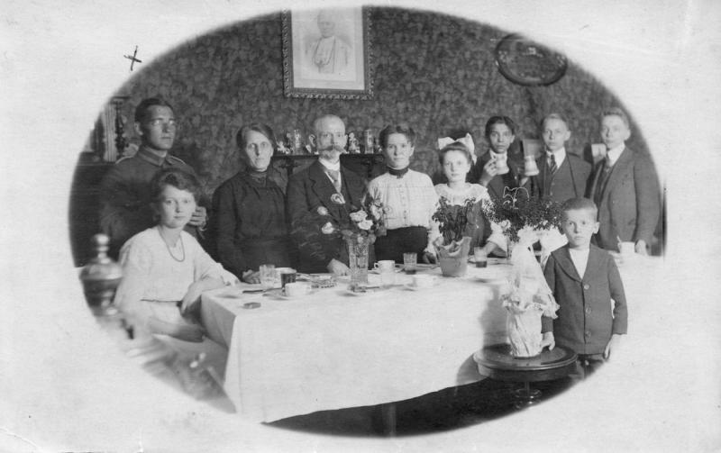 L 14 Letterhaus 1918 mit Mutter.jpg