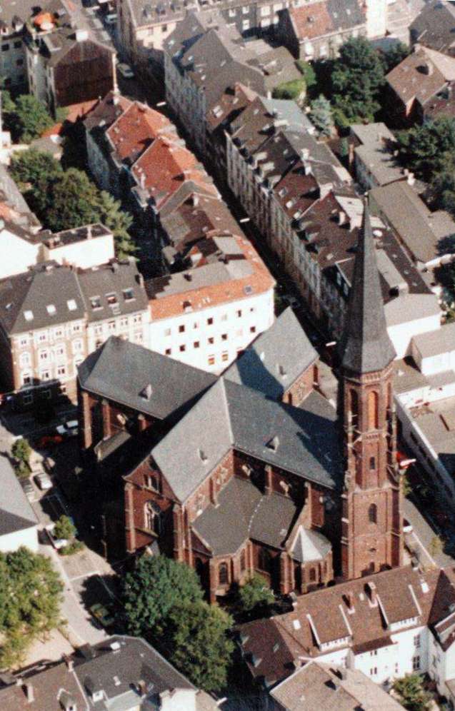 Kirche-Luftaufnahme.png
